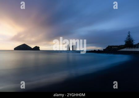 Mosteiros Beach ist ein atemberaubender schwarzer Sandstrand an der Westküste von Sao Miguel. Stockfoto