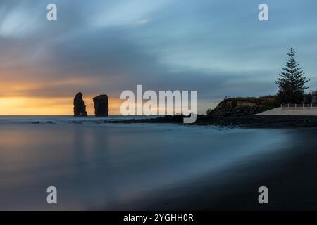 Mosteiros Beach ist ein atemberaubender schwarzer Sandstrand an der Westküste von Sao Miguel. Stockfoto