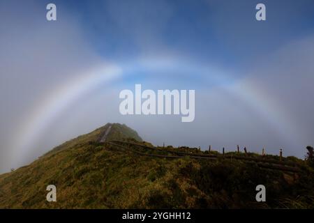 Fogbow im Miradouro da Boca do Inferno ist einer der berühmtesten Ausblicke auf die Azoren. Stockfoto