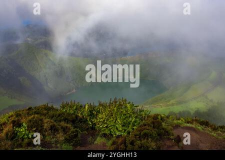 Das Miradouro da Boca do Inferno ist einer der berühmtesten Ausblicke auf die Azoren. Stockfoto