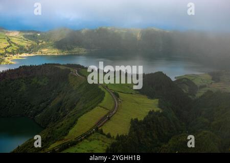 Das Miradouro da Boca do Inferno ist einer der berühmtesten Ausblicke auf die Azoren. Stockfoto