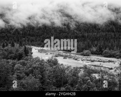 Spätsommermorgen auf der Isar zwischen Wallgau und Sylvensteinsee Stockfoto