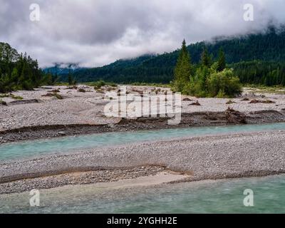 Spätsommermorgen auf der Isar zwischen Wallgau und Sylvensteinsee Stockfoto