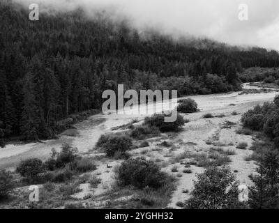 Spätsommermorgen auf der Isar zwischen Wallgau und Sylvensteinsee Stockfoto