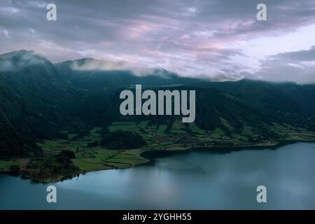 Dieser Aussichtspunkt in Cumeeiras ermöglicht es Ihnen, die Schönheit der Lagoa das Sete Cidades und ihre Umgebung an der Nordküste der Insel zu bewundern Stockfoto