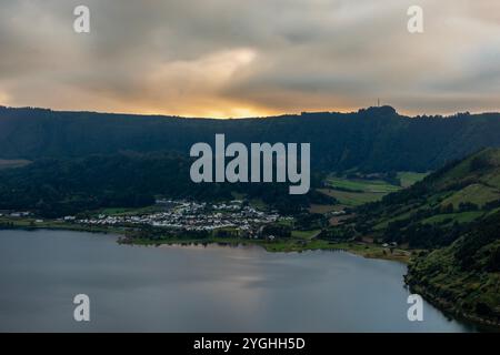 Dieser Aussichtspunkt in Cumeeiras ermöglicht es Ihnen, die Schönheit der Lagoa das Sete Cidades und ihre Umgebung an der Nordküste der Insel zu bewundern Stockfoto