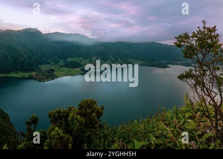 Dieser Aussichtspunkt in Cumeeiras ermöglicht es Ihnen, die Schönheit der Lagoa das Sete Cidades und ihre Umgebung an der Nordküste der Insel zu bewundern Stockfoto