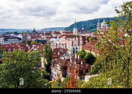 Rote Dächer von Gebäuden, Blick auf den Stadtteil Mala Strana (Kleinstadt) von Hradcanske namesti, Prag, Tschechische Republik (Tschechien) Stockfoto