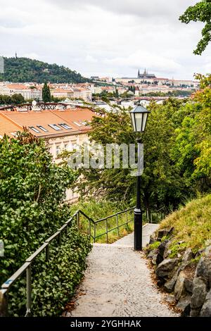 Blick auf Prag und Moldau von einem Pfad mit traditionellem Laternenpfahl auf dem Vysehrader Hügel, Ostufer der Moldau, Prag, Tschechische Republik. Stockfoto