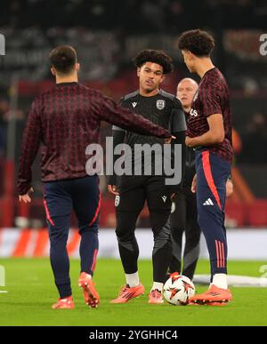 Shola Shoretire, der ehemalige Manchester United-Jugendspieler PAOK, begrüßt ehemalige Teamkollegen vor dem Spiel der UEFA Europa League in Old Trafford, Manchester. Bilddatum: Donnerstag, 7. November 2024. Stockfoto