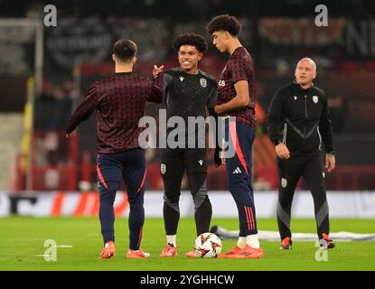 Shola Shoretire, der ehemalige Manchester United-Jugendspieler PAOK, begrüßt ehemalige Teamkollegen vor dem Spiel der UEFA Europa League in Old Trafford, Manchester. Bilddatum: Donnerstag, 7. November 2024. Stockfoto