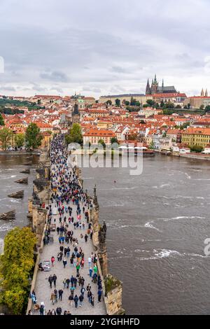 Blick auf die Karlsbrücke mit Touristen vom Altstädter Brückenturm aus gesehen, Prag, Tschechische Republik Stockfoto