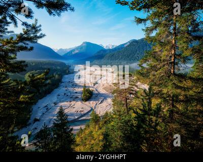 Spätsommermorgen auf der Isar zwischen Wallgau und Sylvensteinsee Stockfoto