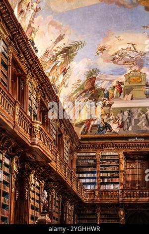 Barocker Bibliothekssaal im Klementinum, mit Deckenkunstwerken von Jan Hiebl und Holzregalen mit alten Büchern, Prag, Tschechische Republik Stockfoto