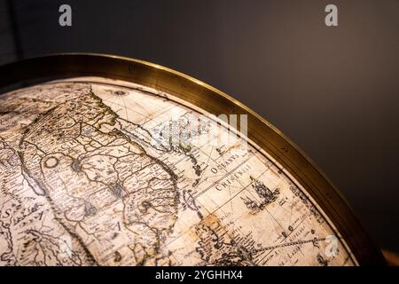 Detail eines alten Globus in der Bibliothek des Klosters Strahov, einer Prämonstratenserabtei in Prag, Tschechien Stockfoto