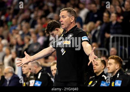 Alfred GISLASON (DHB Nationalmannschaft Deutschland, Trainer) Geste, gestikuliert, gibt Anweisungen, Aktion Handball-Nationalmannschaft Deutschland DHB (GER) vs. Handball Schweiz Suisse (SUI), Handball, Maenner, EHF EURO Qualifikation, 1. Spieltag, Spielzeit 2024/2025, 07.11.2024 Foto: Eibner-Pressefoto/Oliver Schmidt Stockfoto