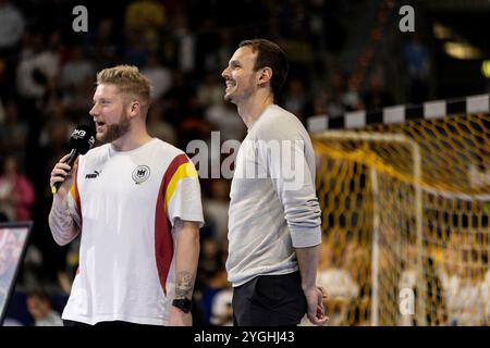 Der langjaehrige Nationalspieler des DHB Kai Haefner wird verabschiedet, mit Hallensprecher Kevin Gerwin Handball-Nationalmannschaft Deutschland DHB (GER) vs. Handball Schweiz Suisse (SUI), Handball, Maenner, EHF EURO Qualifiers, 1. Spieltag, Spielzeit 2024/2025, 07.11.2024 Foto: Eibner-Pressefoto/Oliver Schmidt Stockfoto