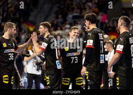 Lukas MERTENS (DHB Nationalmannschaft Deutschland, #36), Lukas ZERBE (DHB Nationalmannschaft Deutschland, #17), Timo KASTENING (DHB Nationalmannschaft Deutschland, #73), Marko GRGIC (DHB Nationalmannschaft Deutschland, #71), Jannik KOHLBACHER (DHB Nationalmannschaft Deutschland, #80) jubelt/freut sich, Emotion, Freude, Begeisterung Handball-Nationalmannschaft Deutschland DHB (GER) vs. Handball-Qualifikation Schweiz, SUI, Schweiz, EHF, Schweiz, Schweiz, EHF, Schweiz, Schweiz, Schweiz. Spieltag, Spielzeit 2024/2025, 07.11.2024 Foto: Eibner-Pressefoto/Oliver Schmidt Stockfoto