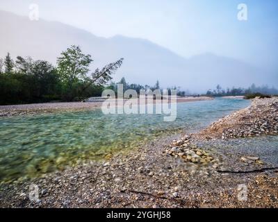 Spätsommermorgen auf der Isar zwischen Wallgau und Sylvensteinsee Stockfoto