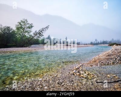 Spätsommermorgen auf der Isar zwischen Wallgau und Sylvensteinsee Stockfoto