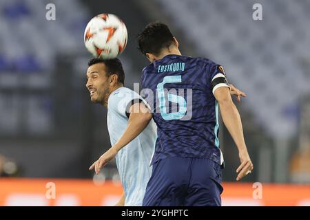 Lazios spanischer Stürmer Pedro tritt am 7. November 2024 im Olimpico-Stadion in Rom gegen den FC Porto mit dem Mittelfeldspieler Stephen Eustaquio beim Spiel der UEFA Europa League am 4. Tag des Spiels zwischen SS Lazio und dem FC Porto gegen den FC Porto. Stockfoto