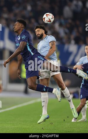 Portos spanischer Stürmer Samu Omorodion tritt Lazioâs am 7. November 2024 im Olimpico-Stadion in Rom gegen den französischen Verteidiger Samuel Gigot im Spiel der UEFA Europa League am 4. Tag des Spiels zwischen SS Lazio und dem FC Porto gegen den FC Porto gegen den französischen Verteidiger Samuel Gigot an. Stockfoto