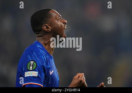 Tosin Adarabioyo, Chelsea, feiert, nachdem er beim Spiel der UEFA Europa Conference League in Stamford Bridge, London, das Eröffnungstor des Spiels erzielt hat. Bilddatum: Donnerstag, 7. November 2024. Stockfoto