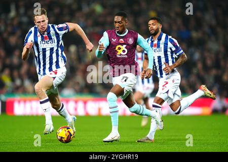 Burnleys Jaidon Anthony (Mitte) kämpft um den Ball mit Torbjorn Heggem (links) und Darnell Furlong während des Sky Bet Championship Matches bei den Hawthorns in West Bromwich. Bilddatum: Donnerstag, 7. November 2024. Stockfoto