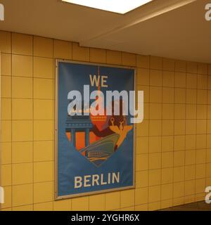 Walther Schreiber Platz. U-Bahn. Berlin. gelbe Fliesen. Wir lieben Berlin. Plakat. Herz. Fernsehturm. Brandenburger Tor. Bär. Siegessäule. Auster. Kunst. Stockfoto