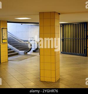 Walther Schreiber Platz. U-Bahn. Berlin. Treppenhaus. Rolltreppe. Treppe. Säule. Tor. gelbe Fliesen. Zitronengelb. Rolltreppe. Treppen. Gelbe Kacheln. Stockfoto