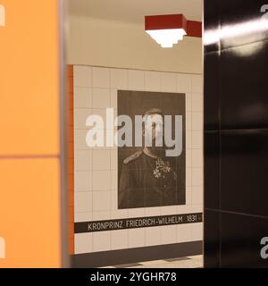 Friedrich Wilhelm Platz. U-Bahn. Berlin. Orange Fliesen. Spiegel. Lampe. Nostalgisches Foto. Hochformat. Kaiser. Lampe. Laterne. Fenster. Spiegelung. Stockfoto