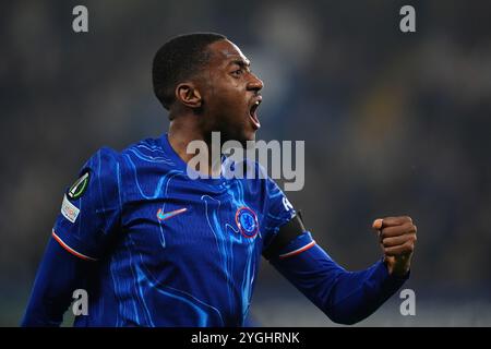 Tosin Adarabioyo, Chelsea, feiert, nachdem er beim Spiel der UEFA Europa Conference League in Stamford Bridge, London, das Eröffnungstor des Spiels erzielt hat. Bilddatum: Donnerstag, 7. November 2024. Stockfoto