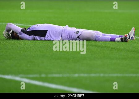 Amsterdam, Deutschland. November 2024. Fussball UEFA Europa League 4. Spieltag Ajax Amsterdam - Maccabi Tel Aviv am 07.11.2024 in der Johan Cruijff Arena in Amsterdam ROI Mishpati ( Tel Aviv ) verletzt am Boden Foto: Revierfoto Credit: ddp Media GmbH/Alamy Live News Stockfoto