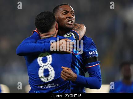 Tosin Adarabioyo von Chelsea (rechts) feiert mit seinem Teamkollegen Enzo Fernandez, nachdem er während des Spiels der UEFA Europa Conference League in Stamford Bridge, London, das Eröffnungstor des Spiels erzielt hat. Bilddatum: Donnerstag, 7. November 2024. Stockfoto