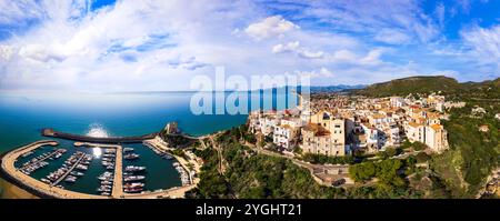 Aus der Vogelperspektive auf die Altstadt Sperlonga, alte italienische Stadt in der Provinz Latina am Tyrrhenischen Meer, Touristen Sommerurlaub Ziel Stockfoto