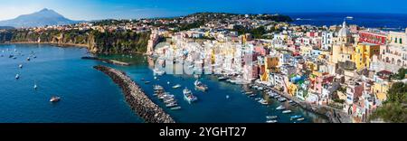 Italien Reisen und Sehenswürdigkeiten. Die malerischste und farbenfrohe Insel - wunderschöne Procida im Golf von Neapel. Panoramablick auf den Hafen von Corricella Stockfoto