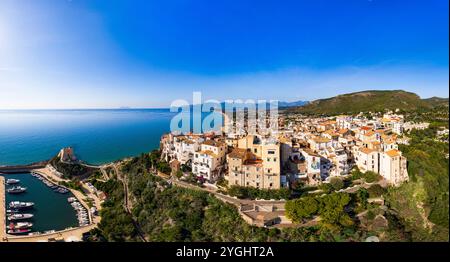 Italien reisen. Aus der Vogelperspektive auf die Altstadt Sperlonga, alte italienische Stadt in der Provinz Latina am Tyrrhenischen Meer, Touristen Sommerurlaub Ziel Stockfoto