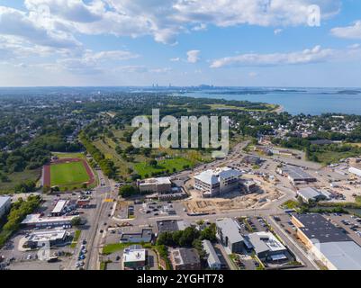 Quincy historisches Stadtzentrum aus der Vogelperspektive einschließlich Mt. Wollaston Cemetery, mit der Skyline der modernen Stadt Boston im Hintergrund, von Quincy, Massa aus gesehen Stockfoto