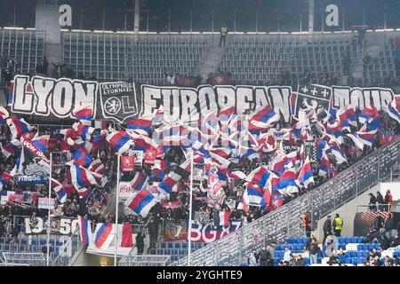 Sinsheim, Deutschland. November 2024. Die mitgereisten Ultras von Olympique Lyon zeigen in der Fankurve ein Banner, Spruchband mit der Aufschrift: Lyon European Tour, Fans, Ultras Publikum, Zuschauer, Stimmung, Atmosphäre, Stadion, 07.11.2024, Sinsheim (Deutschland), Fussball, UEFA Europa League, Gruppenphase, TSG 1899 Hoffenheim - Olympique Lyon, BESTIMMUNGEN VERBIETEN DIE VERWENDUNG VON FOTOS ALS BILDSEQUENZEN UND/ODER QUASI-VIDEO. Quelle: dpa/Alamy Live News Stockfoto