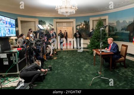 Washington, Vereinigte Staaten von Amerika. 26. November 2020. U. US-Präsident Donald J. Trump hört während eines Thanksgiving-Videokonferenzanrufs aus dem Diplomatic Reception Room des Weißen Hauses am 26. November 2020 in Washington, D.C. Credit: Shealah Craighead/White House Photo/Alamy Live News Stockfoto