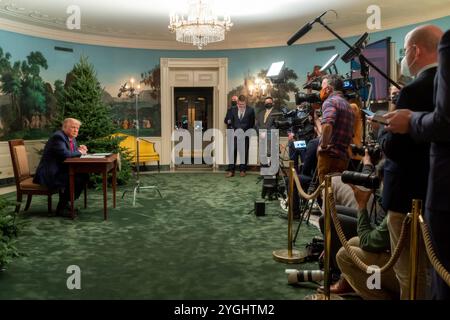 Washington, Vereinigte Staaten von Amerika. 26. November 2020. U. US-Präsident Donald J. Trump hört während eines Thanksgiving-Videokonferenzanrufs aus dem Diplomatic Reception Room des Weißen Hauses am 26. November 2020 in Washington, D.C. Credit: Shealah Craighead/White House Photo/Alamy Live News Stockfoto