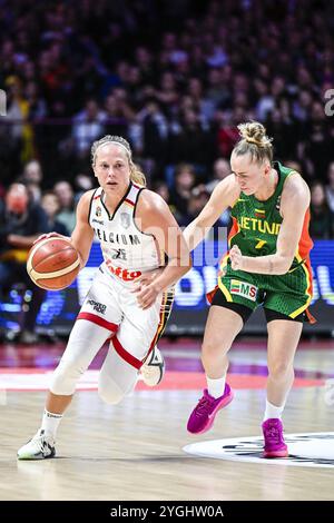 Antwerpen, Belgien. November 2024. Die Belgierin Julie Allemand und Litauens Santa Baltkojiene wurden am Donnerstag, den 7. November 2024, in Antwerpen, in Aktion während eines Basketballspiels zwischen der belgischen Nationalmannschaft der belgischen Katzen und Lithunia, einem Qualifikationsspiel (3/6) für das EuroBasketballturnier 2025, dargestellt. BELGA FOTO TOM GOYVAERTS Credit: Belga Nachrichtenagentur/Alamy Live News Stockfoto