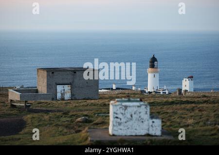 7. November 2024, Dunnet Head, Schottland. Verlassene Militärgebäude aus dem 2. Weltkrieg am Dunnet Head Lighthouse. Stockfoto