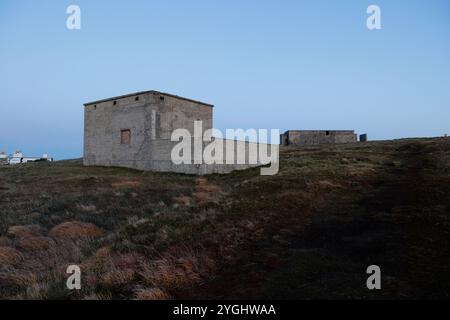 7. November 2024, Dunnet Head, Schottland. Verlassene Militärgebäude aus dem 2. Weltkrieg am Dunnet Head Lighthouse. Stockfoto