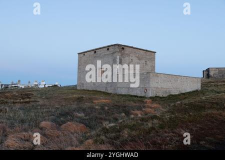 7. November 2024, Dunnet Head, Schottland. Verlassene Militärgebäude aus dem 2. Weltkrieg am Dunnet Head Lighthouse. Stockfoto