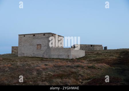 7. November 2024, Dunnet Head, Schottland. Verlassene Militärgebäude aus dem 2. Weltkrieg am Dunnet Head Lighthouse. Stockfoto