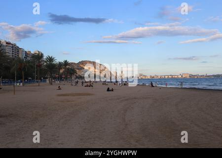 Alicante, Spanien, 07. November 2024: Blick auf die Playa del Postiguet während des täglichen Lebens in Alicante, am 07. November 2024, in Alicante, Spanien. Quelle: Alberto Brevers / Alamy Live News. Stockfoto