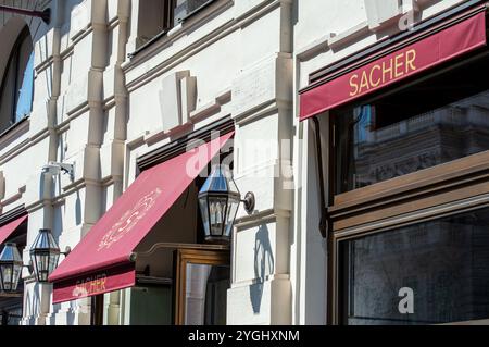 WIEN, ÖSTERREICH - 19. JULI 2024: Das berühmte Café Sacher in Wien, Österreich am 19. Juli 2024 Stockfoto