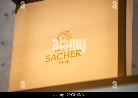 WIEN, ÖSTERREICH - 19. JULI 2024: Das berühmte Café Sacher in Wien, Österreich am 19. Juli 2024 Stockfoto