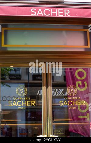 WIEN, ÖSTERREICH - 19. JULI 2024: Das berühmte Café Sacher in Wien, Österreich am 19. Juli 2024 Stockfoto